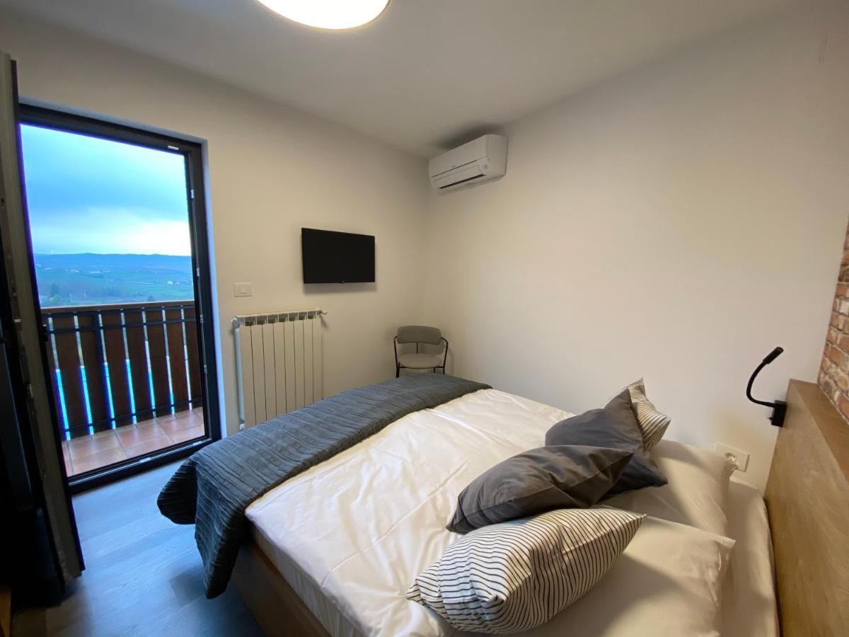 Buzinel Estate Hotell Dobrovo Eksteriør bilde
