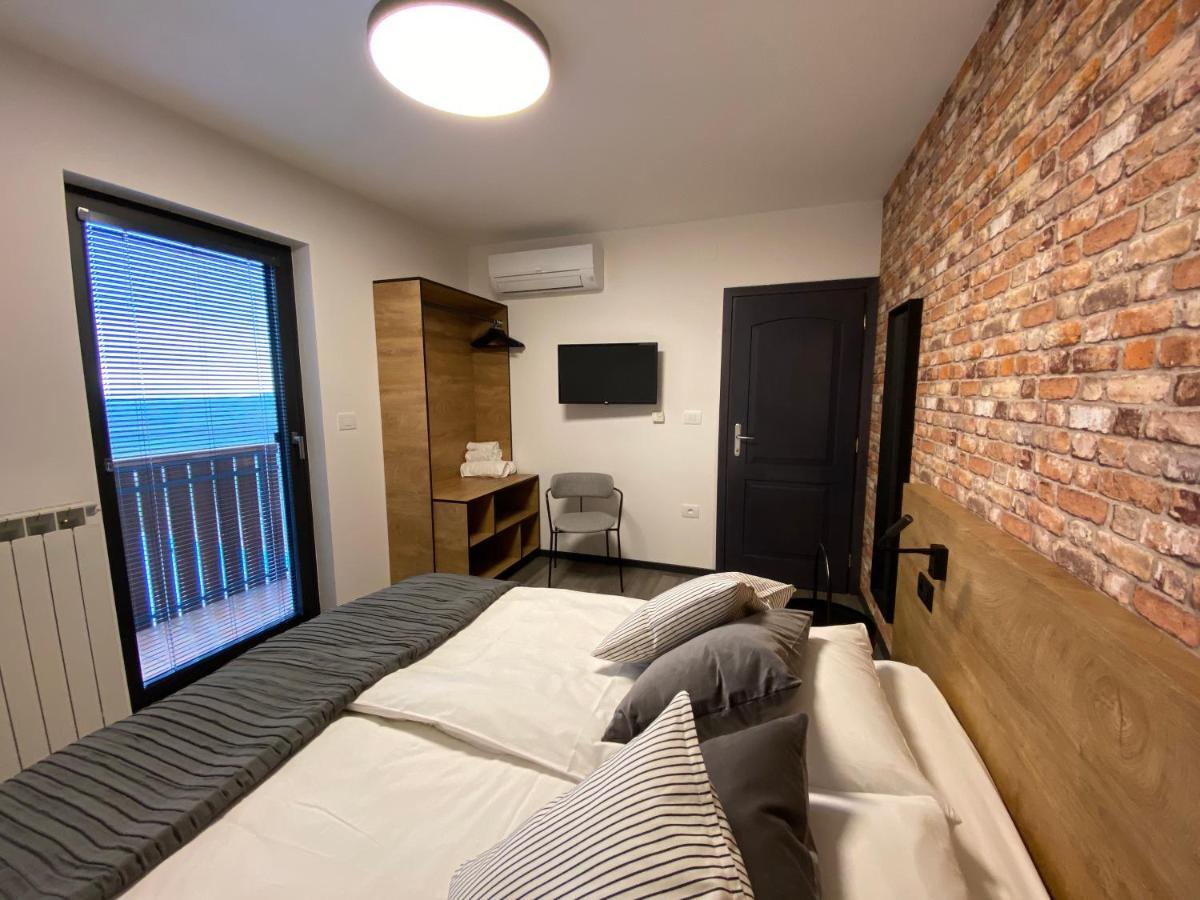 Buzinel Estate Hotell Dobrovo Eksteriør bilde